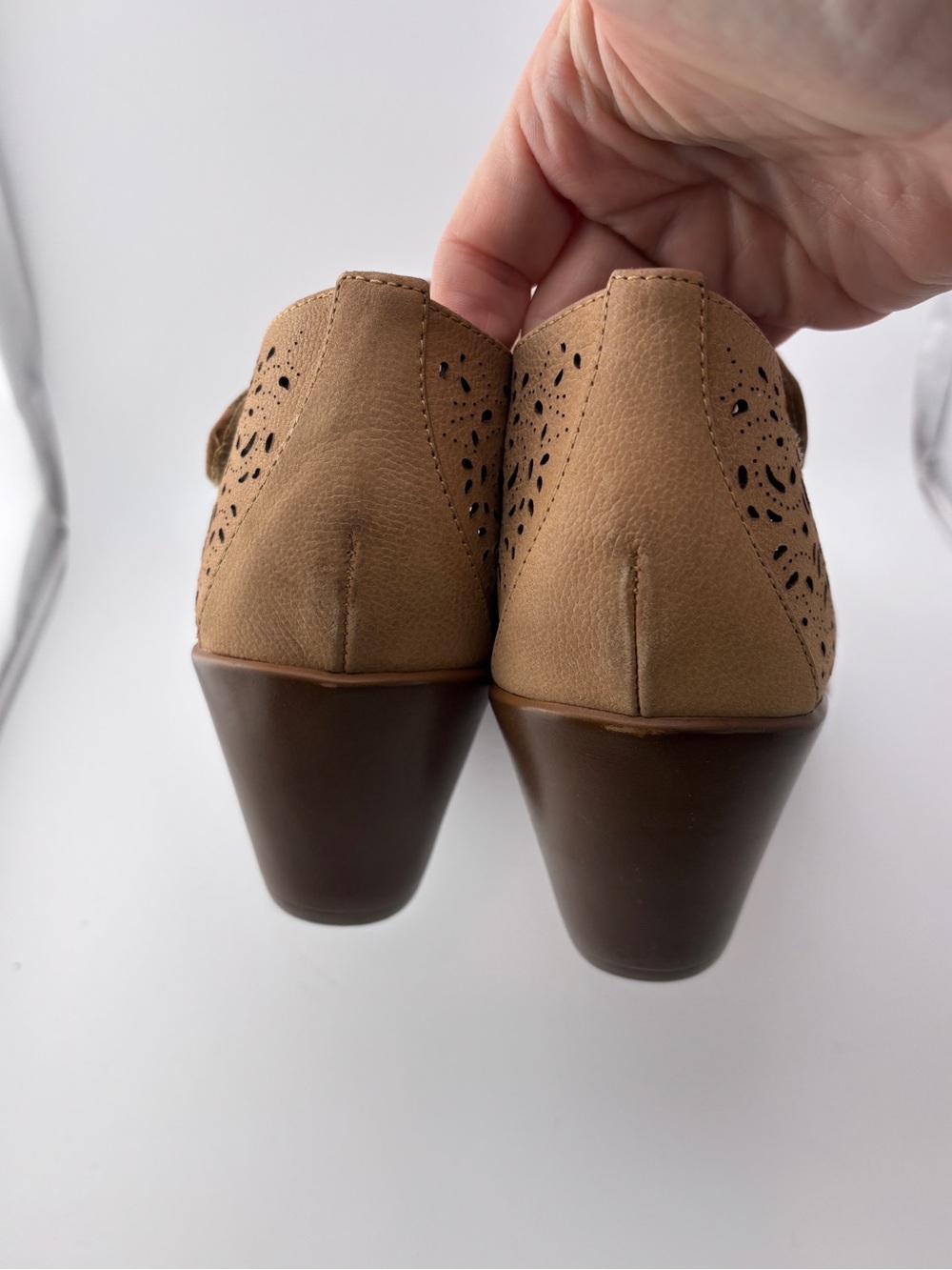 NWOB Easy Spirit Cindie Women's Perforated Leather Pumps tan sz 10 M - Picture 3 of 9
